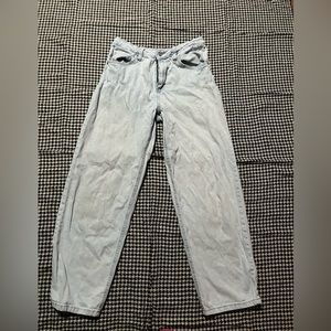 Wild Fable Light washed denim jeans women’s size 8.